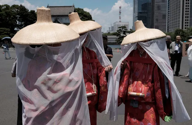 Participants dressed in ancient Japanese costumes take part in a parade at the Imperial Palace during the Sanno Festival in Tokyo, Japan June 10, 2016. (Photo by Toru Hanai/Reuters)