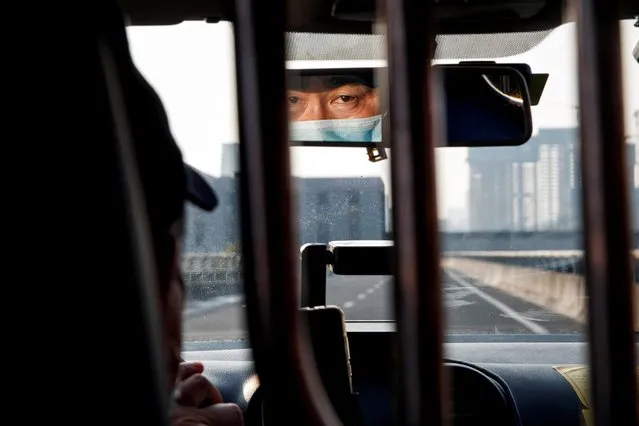 A taxi driver wears a face mask in Changsha, Hunan province, China, as the country is hit by an outbreak of a new coronavirus, January 29, 2020. (Photo by Thomas Peter /Reuters)
