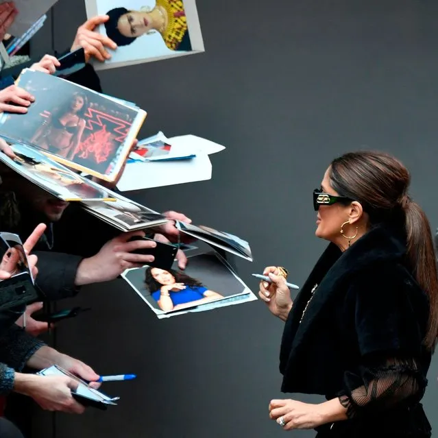 Mexican-US actress Salma Hayek signs autographs as she leaves a photocall and press conference for the film “The Roads Not Taken” screened in competition on February 26, 2020 at the 70th Berlinale film festival in Berlin. The 11-day Berlinale celebrates its 70th anniversary and runs until March 1, 2020. (Photo by John MacDougall/AFP Photo) 