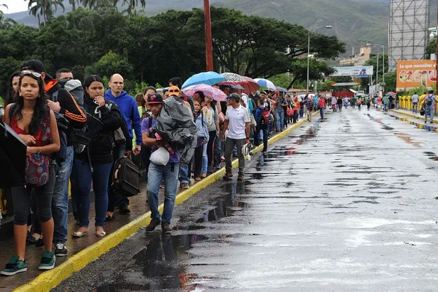 Venezuelans cross the Simon Bolivar bridge linking San Antonio del Tachira, in Venezuela with Cucuta, Colombia, to buy basic supplies on July 16, 2016. (Photo by George Castellano/AFP Photo)