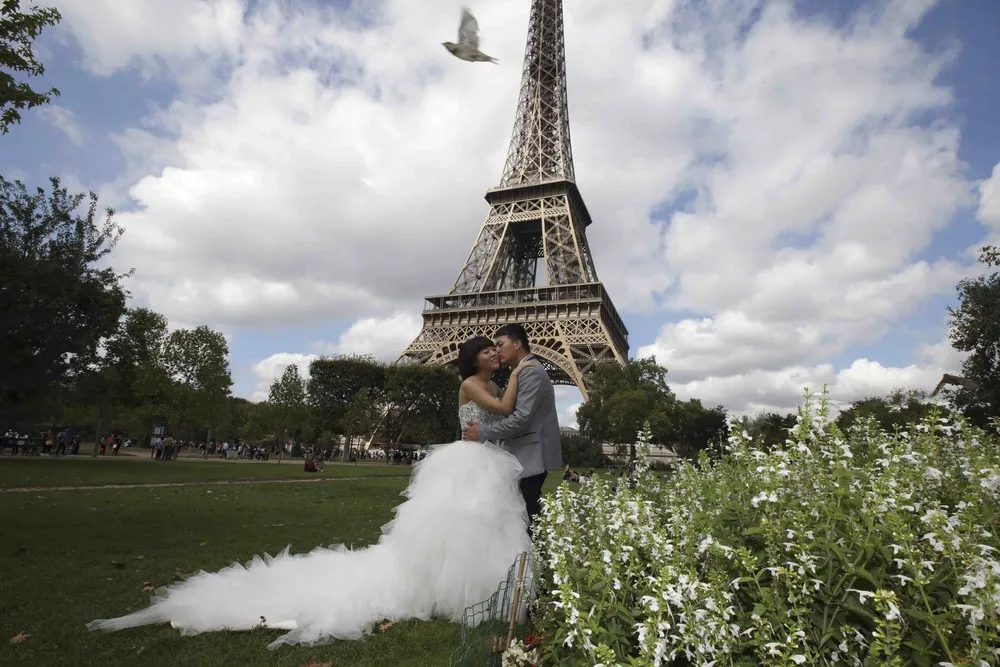 “It's so Romantic Here” – Chinese Load Up on Paris Wedding Snaps