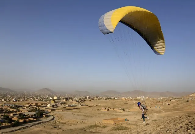 Afghan paraglider Zakia Mohammadi, 21, flies in Kabul, Afghanistan September 14, 2015. (Photo by Mohammad Ismail/Reuters)