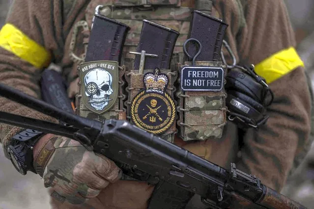 A Ukrainian commander holds a gun in Kherson, in southern Ukraine, Wednesday, November 16, 2022. (Photo by Bernat Armangue/AP Photo)
