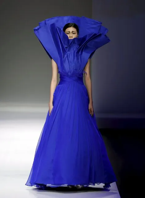 A model presents a creation from ECHO CHEN Collection at China Fashion Week S/S 2016 in Beijing, October 26, 2015. (Photo by Kim Kyung-Hoon/Reuters)