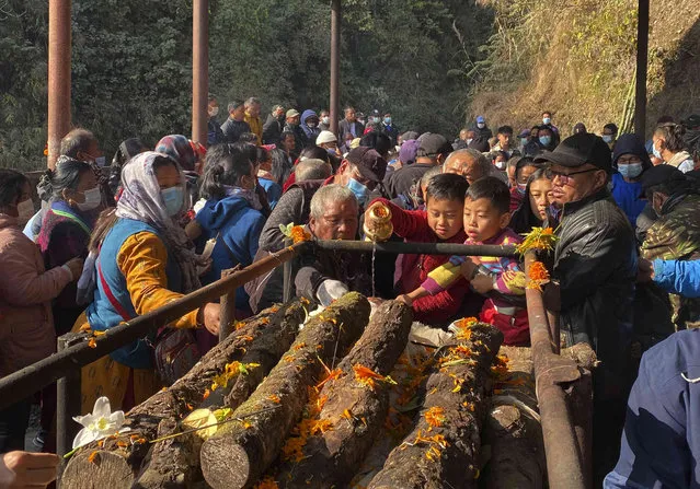 Relatives and friends perform last rites of the plane crash victims, in Pokhara, Nepal, Wednesday, January 18, 2023. Nepalese authorities are returning to families the bodies of plane crash victims and are sending the aircraft's data recorder to France for analysis as they try to determine what caused the country's deadliest air accident in 30 years. The flight plummeted into a gorge on Sunday while on approach to the newly opened Pokhara International Airport in the foothills of the Himalayas, killing all 72 aboard. (Photo by Yunish Gurung/AP Photo)