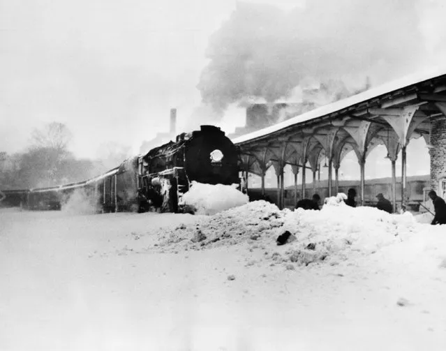 A crew, right, works to remove a drift in front of a New York Central train to enable it to reach the Terrace Station in Buffalo, N.Y., December 16, 1945. A record-breaking storm disrupted train travel between Batavia, N.Y., and Buffalo. (Photo by AP Photo)