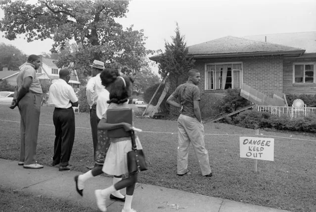 A group viewing the bomb-damaged home of Arthur Shores, NAACP attorney, in Birmingham, Alabama, September 5, 1963. (Photo by Reuters/Library of Congress)