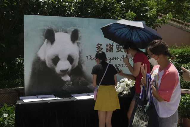 Visitors write notes to mourn the death of Chinese giant panda An An at the Ocean Park of Hong Kong, Thursday, July 21, 2022. The oldest-ever male giant panda in captivity has died at age 35 at the Hong Kong theme park after his health deteriorated. (Photo by Kin Cheung/AP Photo)