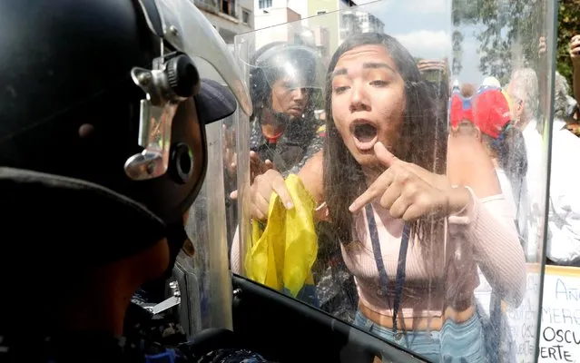 Opposition supporters clash with police in a rally against in Caracas, Venezuela on March 9, 2019. Thousands of Venezuelans poured into the streets of Caracas to support National Assembly leader Juan Guaido as the capital lost electrical power again amid rising anger and frustration. (Photo by Carlos Jasso/Reuters)