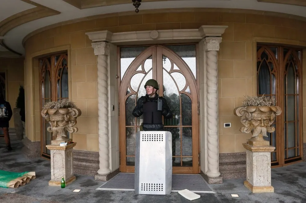 Ukrainians Flock to See Yanukovych's Mansion