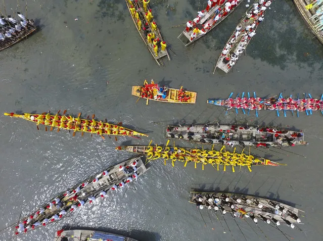 Competitors boat on the lake during the Maoshan boat meet on April 4, 2016 in Taizhou, Jiangsu Province of China. As a traditional culture, thousands of men with over 300 boats raced during the Maoshan boat meet in Taizhou. (Photo by VCG/VCG via Getty Images)