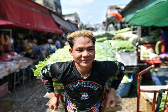 A vendor sweats as he pulls a vegetable cart at Khlong Toei Market, the biggest fresh market in Bangkok on April 25, 2024. Extreme heat is scorching parts of South and Southeast Asia, prompting health warnings from authorities as high temperatures are recorded across the region. (Photo by Manan Vatsyayana/AFP Photo)