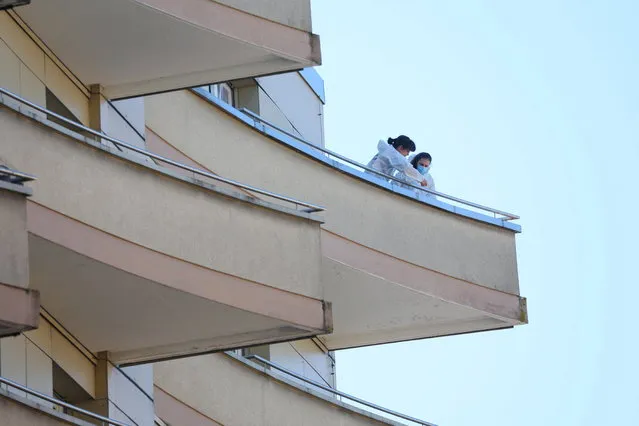 Police officers take samples on a balcony after five people appeared to have jumped from their apartment, in Montreux, Switzerland, March 24, 2022. (Photo by Denis Balibouse/Reuters)