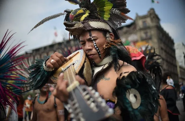 An indigenous man takes part in the celebration of the 500 anniversary of the last day of domain ahead of the fall of Tenochtitlan to the Spanish at the Zocalo square in Mexico City on August 13, 2021. (Photo by Rodrigo Arangua/AFP Photo)
