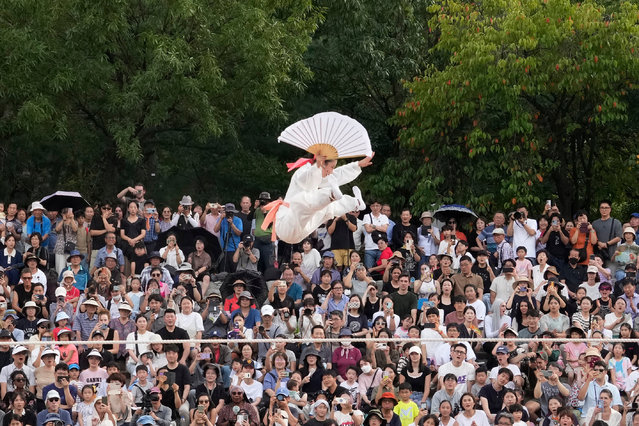 South Korean tightrope walker Seo Joo Hyang performs “Jultagi”, or Tightrope Walking, to celebrate the Chuseok, the Korean version of Thanksgiving Day, at the Namsan Hanok village in Seoul, South Korea, Tuesday, September 17, 2024. (Photo by Ahn Young-joon/AP Photo)