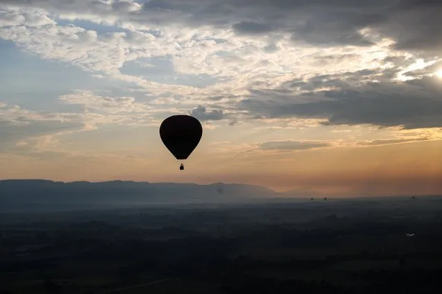 Semakaleng Mathebula, South Africa's first Black female hot-air balloon pilot, pilots a hot-air balloon over Johannesburg, South Africa on May 15, 2022. (Photo by Sumaya Hisham/Reuters)