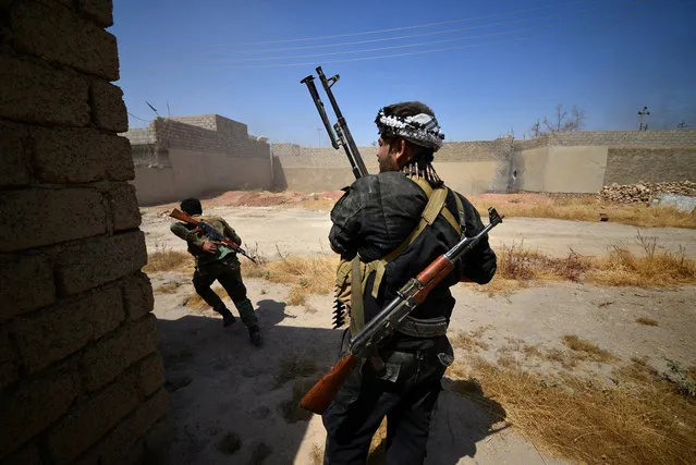 Shi'ite Popular Mobilization Forces (PMF) members clash with Islamic State militants at Al Jazeera neighbourhood of Tal Afar, Iraq, August 23, 2017. (Photo by Reuters/Stringer)