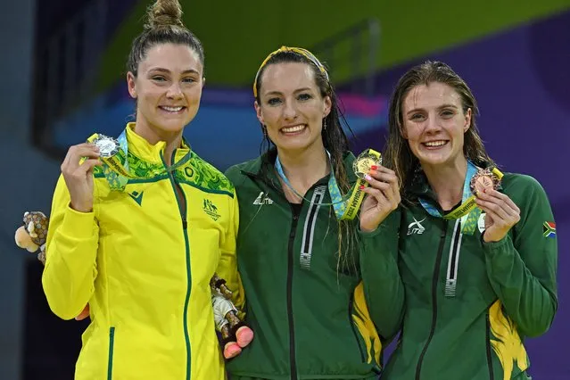 Silver medallist Australia's Jenna Strauch (L), gold medallist South Africa's Tatjana Schoenmaker (C) and bronze medallist South Africa's Kaylene Corbett pose during the medal presentation ceremony for the women's 200m breaststroke swimming final at the Sandwell Aquatics Centre, on day three of the Commonwealth Games in Birmingham, central England, on July 31, 2022. (Photo by Ben Stansall/AFP Photo)