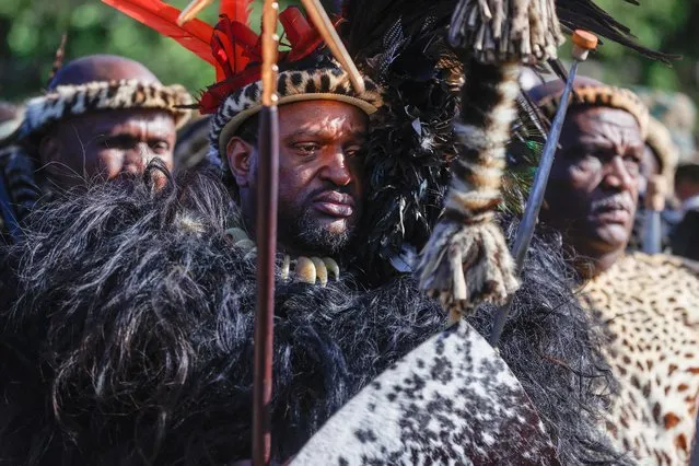 King of Amazulu nation Misuzulu kaZwelithini (C) gestures as he stands with Amabutho (Zulu regiments) during his coronation at the KwaKhangelamankengane Royal Palace in Kwa-Nongoma 300km north of Durban on August 20, 2022. Thousands of people gathered at the Zulu royal palace in South Africa on August 20, 2022, for the coronation of the new king in the country's richest and most influential traditional monarchy. Misuzulu Zulu, 47, is set to succeed his father, Goodwill Zwelithini, who died in March last year after 50 years in charge but a bitter succession dispute threatens to overshadow the ceremony. (Photo by Phill Magakoe/AFP Photo)