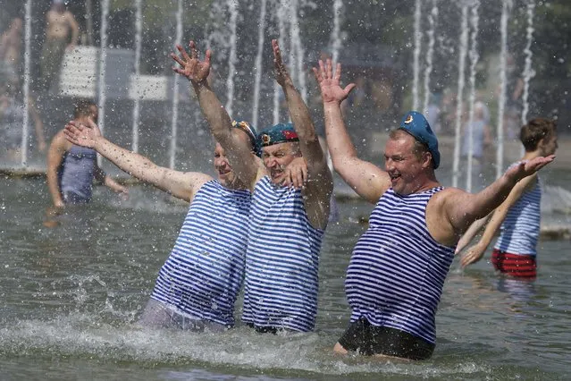 Former Russian paratroopers cool themselves in a fountain while celebrating Paratroopers Day in a fountain in Moscow, Russia, on Tuesday, Aug. 2, 2016. Russian Paratroopers' Forces celebrate the 86th anniversary of the establishment of Russia's airborne forces. (Photo by Ivan Sekretarev/AP Photo)