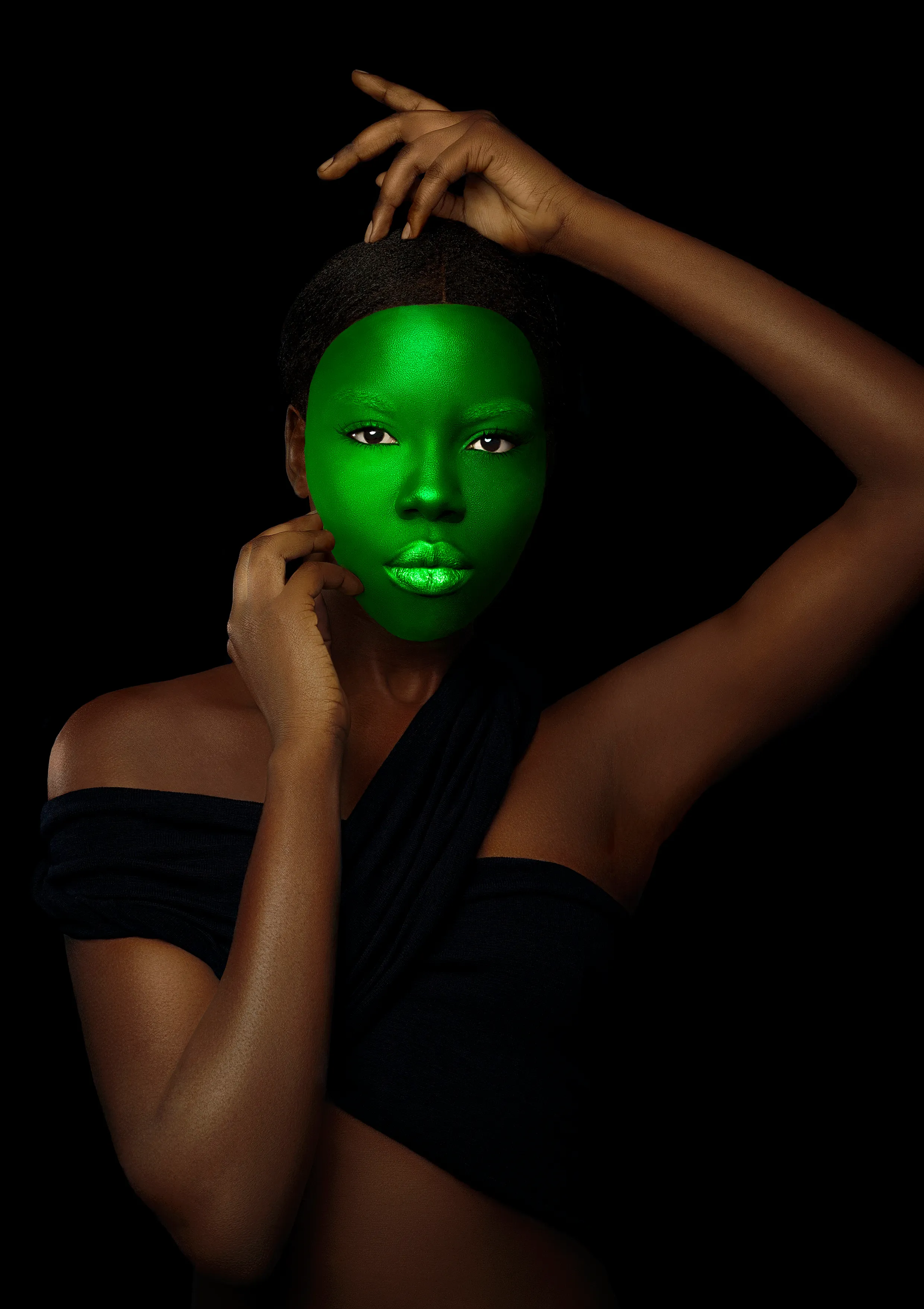 Зеленеет какое лицо. Зеленое лицо. Зелёное лицо у человека. Женщина с зеленым лицом. Девушка с разноцветной кожей.