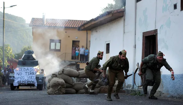 Members of the association historical recreation Frente del Nalon participate in the recreation of the battle: “The Siege of Oviedo” that took place during the Spanish Civil War, in Grullos, near Oviedo, in northern Spain, September 3, 2016. (Photo by Eloy Alonso/Reuters)
