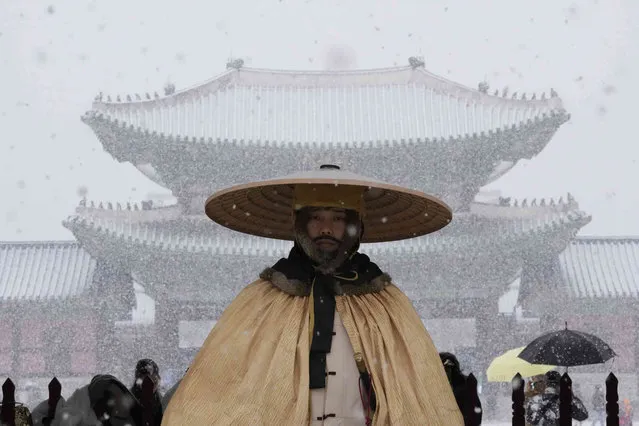 An Imperial guard stands in the snow outside the Gyeongbok Palace, the main royal palace during the Joseon Dynasty, and one of South Korea's well known landmarks in Seoul, South Korea. Thursday, December 15, 2022. (Photo by Ahn Young-joon/AP Photo)
