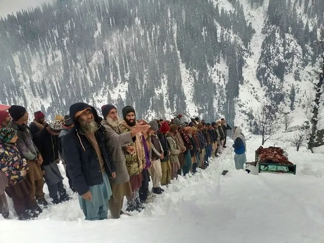 People attend a funeral in snow-covered Saonaar Village, Neelum Valley in Pakistani administered Kashmir, 09 January 2023. Many cities in Pakistan are experiencing cold weather conditions during which regular daytime temperatures fall below zero degree Celsius in the northern part of the country. (Photo by Amiruddin Mughal/EPA/EFE/Rex Features/Shutterstock)