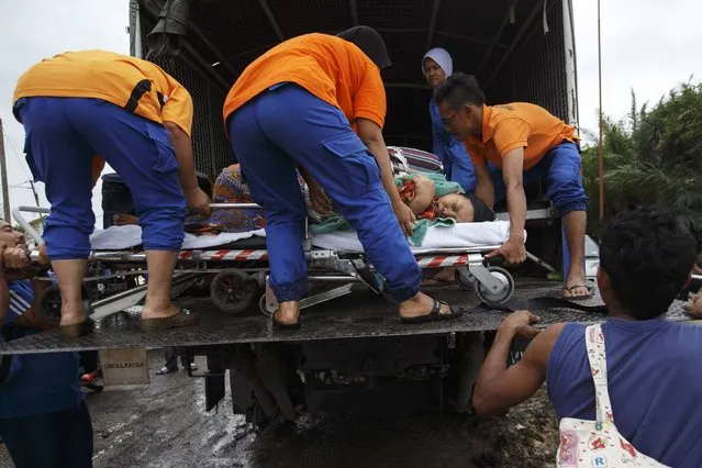 A pregnant woman is evacuated from her home by rescue workers as she is taken to a hospital, on the outskirts of Kota Bharu December 29, 2014. (Photo by Athit Perawongmetha/Reuters)
