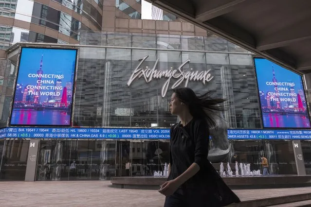 A pedestrian passes by the Hong Kong Stock Exchange electronic screen in Hong Kong, Wednesday, April 26, 2023. Asian shares are trading mostly lower, as worries about the health of global economies grew after a tumble on Wall Street despite some better-than-expected earnings reports. (Photo by Louise Delmotte/AP Photo)