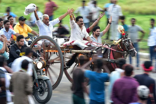 People take part in a horse cart race during the holy month of “Shravan”, in Prayagraj, India on July 31, 2023.. (Photo by Sanjay Kanojia/AFP Photo)