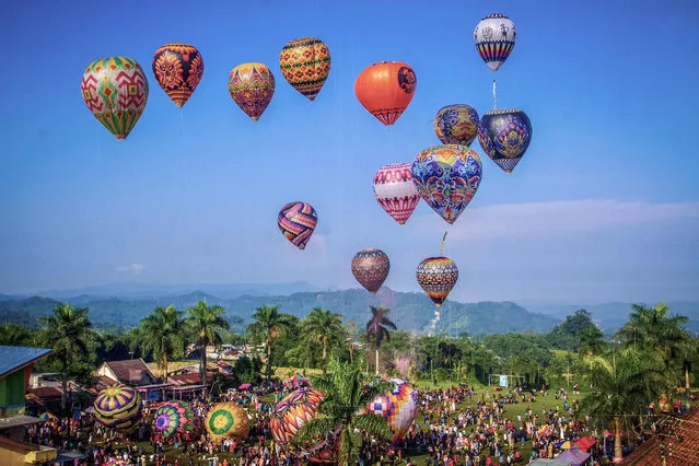 A large number of Indonesians congregate at the hot air balloon festival site at in Wonosobo on April 23, 2023, to celebrate the lengthy Eid al-Fitr holiday with their families. (Photo by Devi Rahman/AFP Photo)