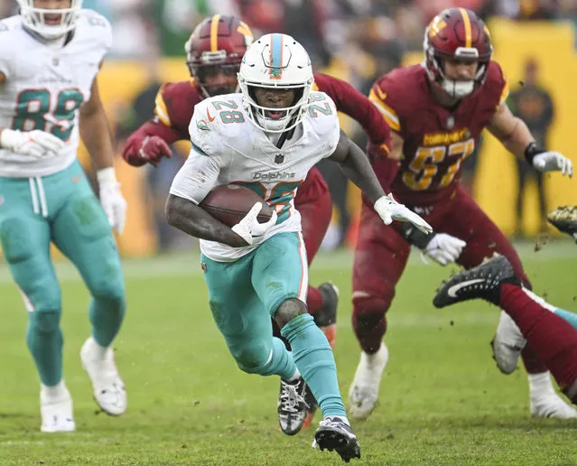 Miami Dolphins running back De'Von Achane (28) churns upfield during fourth quarter action against the Miami Dolphins at FedEx Field on December 3, 2023. (Photo by Jonathan Newton/The Washington Post)