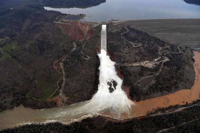 The Oroville Dam spillway releases 100,000 cubic feet of water per second down the main spillway in Oroville, California on February 13, 2017. Almost 200,000 people were under evacuation orders in northern California Monday after a threat of catastrophic failure at the United States' tallest dam. Officials said the threat had subsided for the moment as water levels at the Oroville Dam, 75 miles (120 kilometers) north of Sacramento, have eased. But people were still being told to stay out of the area. (Photo by Josh Edelson/AFP Photo)