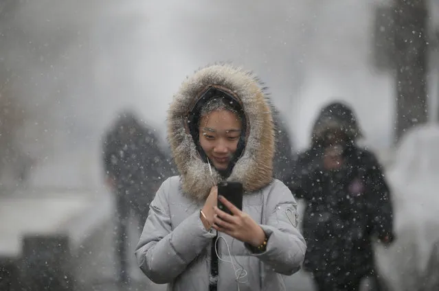 A woman takes a “selfie” during a snowfall in Beijing, China February 21, 2017. (Photo by Jason Lee/Reuters)
