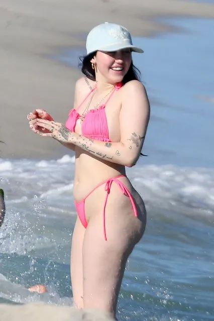 Singer Noah Cyrus wears a pink bikini as she hits the beach with sister Brandi Cyrus and a friend just days before her New Year's Eve performance with sister Miley in Miami on December 29, 2021. (Photo by The Mega Agency)