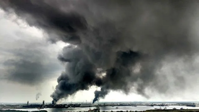 View of smoke following an explosion at the petrochemical installation of Mexican Oil Company PEMEX in Coatzacoalcos, Veracruz state, Mexico on April 20, 2016. At least 30 employees were injured in the accident. (Photo by Ignacio Carvajal/AFP Photo)