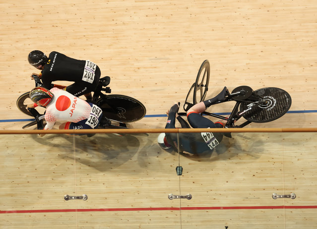 Jack Carlin of Team Great Britain crashes in the Keirin final on day sixteen of the Olympic Games Paris 2024 at Saint-Quentin-en-Yvelines Velodrome on August 11, 2024 in Paris, France. (Photo by Ian MacNicol/Getty Images)