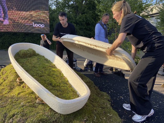 Director Lonneke Westhoff, right, and founder Bob Hendrikx, left, of Dutch startup Loop Biotech display one of the cocoon-like coffins, grown from local mushrooms and up-cycled hemp fibres, designed to dissolve into the environment amid growing demand for more sustainable burial practices, in Delft, Netherlands, Monday, May 22, 2023. A Dutch intrepid inventor is now “growing” coffins by putting mycelium, the root structure of mushrooms, together with hemp fiber in a special mold that, in a week, turns into what could basically be compared to the looks of an unpainted Egyptian sarcophagus. (Photo by Aleksandar Furtula/AP Photo)