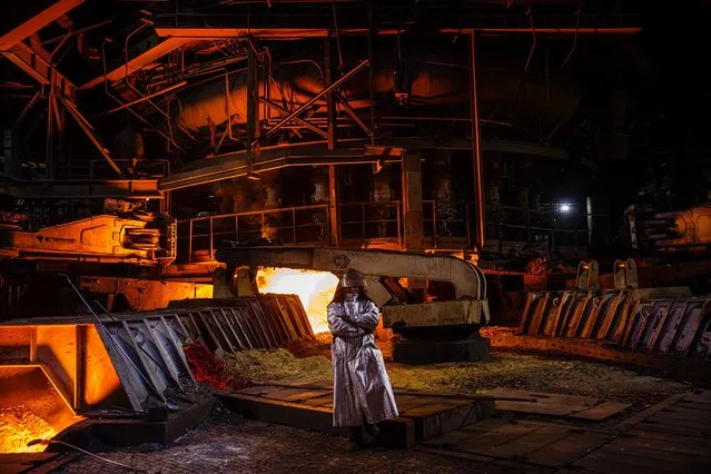 A steel worker works on the maintenance of the blast furnace at Zaporizhstal, Ukraine's third-biggest metals plan, in Zaporizhzhia on May 10, 2022, amid the Russian invasion of Ukraine. Food and water stockpiles, generators, toilets, stacks of mattresses and even wood-burning stoves in bunkers deep underground – this Ukrainian steel mill was built with the threat of war in mind. (Photo by Dimitar Dilkoff/AFP Photo)