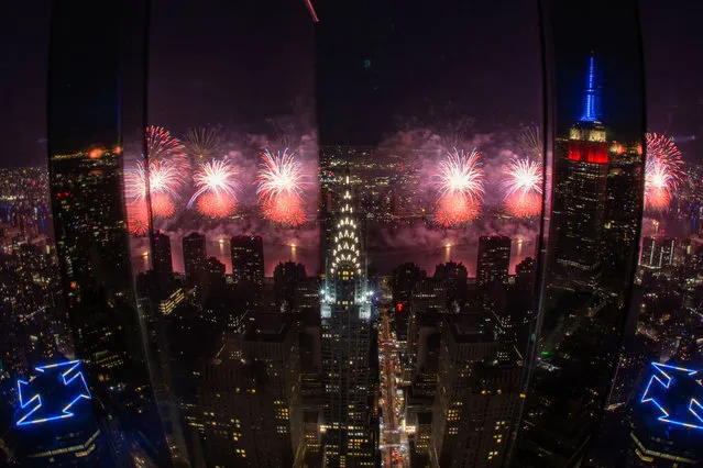 Fireworks explode on the East River during the 46th annual Macy’s 4th of July Fireworks display overlooking The Chrysler Building with the Empire State Building reflected from Summit One Vanderbilt as part of the first year that it’s open on July 4th, 2022 in New York City. This was the first year Summit One Vanderbilt was open to the public giving spectators a view of the fireworks over the Manhattan and Brooklyn skyline from above 1000 feet in the air. This year’s celebration included more than 48,000 shells and effects from five barges and was approximately 25 minutes long. (Photo by Alexi Rosenfeld/ Getty Images)