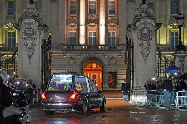 The coffin of Queen Elizabeth II arrives in the Royal Hearse at Buckingham Palace in London on September 13, 2022, where it will rest in the Palace's Bow Room overnight. Queen Elizabeth II's coffin will on Tuesday be flown by the Royal Air Force from Edinburgh to London, accompanied by the queen's only daughter Anne, the Princess Royal, and driven to Buckingham Palace, to rest in the Bow Room. (Photo by Gareth Fuller/Pool via AFP Photo)