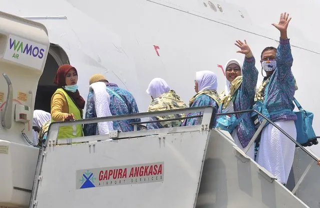 Indonesian Haj pilgrims wave as they board their flight at the airport in Solo, Central Java province, Indonesia September 17, 2015, in this photo taken by Antara Foto. (Photo by Aloysius Jarot Nugroho/ReutersAntara Foto)