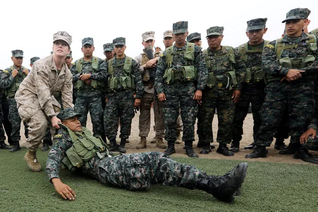 A U.S. navy marine teaches medical care in the field to Peruvian marines in Lima, Peru September 5, 2016. (Photo by Guadalupe Pardo/Reuters)