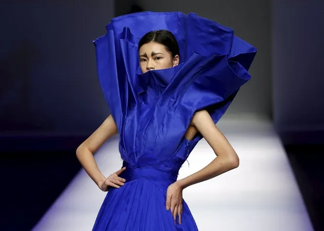 A model presents a creation from ECHO CHEN Collection at China Fashion Week S/S 2016 in Beijing, October 26, 2015. (Photo by Kim Kyung-Hoon/Reuters)