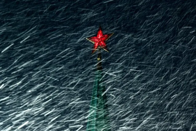 A picture taken on November 26, 2020 shows a ruby star atop one of the Kremlin's towers during a snowfall in Moscow. (Photo by Kirill Kudryavtsev/AFP Photo)