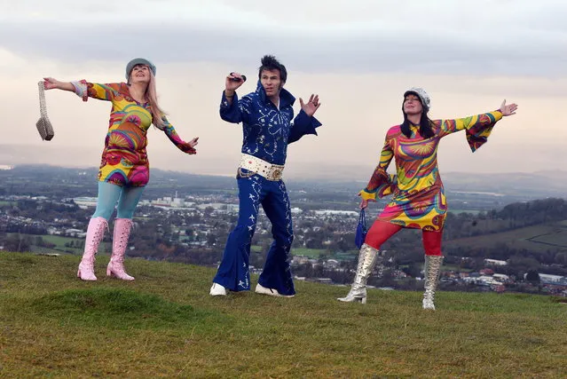 Winter Solstice was “All Shook Up” as Elvis impersonator Joe Reeve celebrated dawn this morning, December 21, 2022. The rocker was joined by music-loving fans on the ancient escarpment of Selsley Common, Stroud, Gloucestershire, to greet sunrise on the shortest day of the year. Donning a sparkling blue Vegas suit, the King was accompanied by Lindy Hopper dance enthusiasts, and swinging Elvis fans. (Photo by Simon Pizzey/South West News Service)