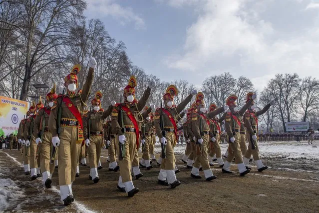 Indian paramilitary soldiers wearing masks take part in full dress rehearsal for the Republic Day parade in Srinagar, Indian controlled Kashmir, Sunday, January 24, 2021. Republic Day marks the anniversary of the adoption of the India's constitution on Jan. 26, 1950. (Photo by Dar Yasin/AP Photo)