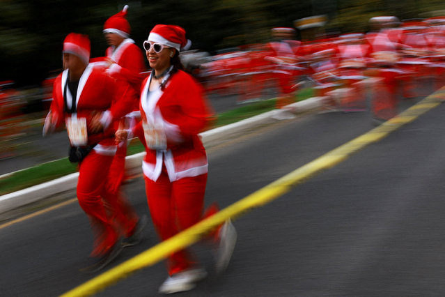 Runners dressed in Santa Claus red costumes take part in Mexico City's Santa Claus Race, Mexico, on December 14, 2025. (Photo by Raquel Cunha/Reuters)
