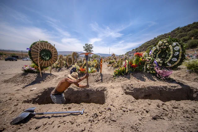 A gravedigger digs a grave in the San Miguel Xico Cemetery on March 25, 2021 in Valle de Chalco, Mexico. Johns Hopkins University reported yesterday that Mexico reached 199,627 deaths related to COVID-19 and the country could surpass the 200,000 victims today. Mexico is the third country with most reported deaths, only after United States and Brazil, representing one of every five deceases in the world. Since the beginning of the pandemic, 2.208.755 positive cases of coronavirus have been reported in Mexico. According to the National Government, over 6 million vaccines have been administrated to date. (Photo by Hector Vivas/Getty Images)